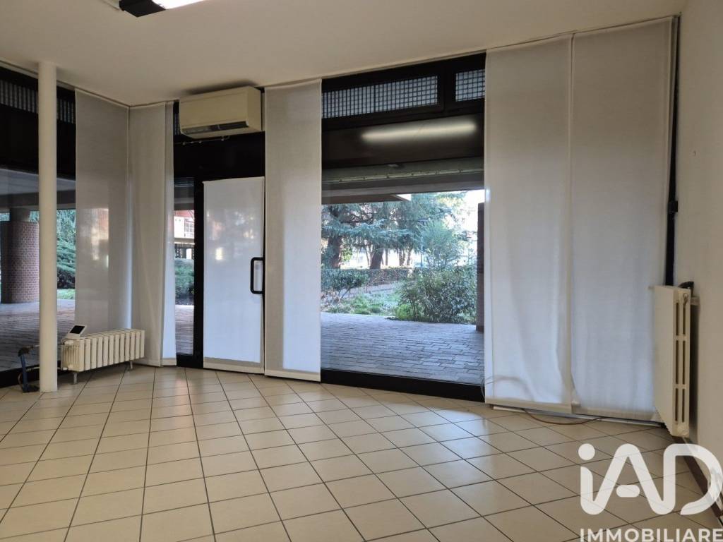 negozio in vendita a Bollate in zona Ospiate