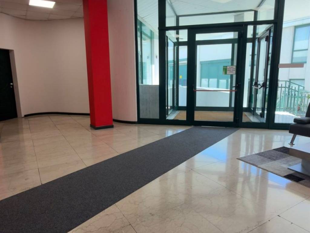 negozio in vendita a Bollate in zona Ospiate