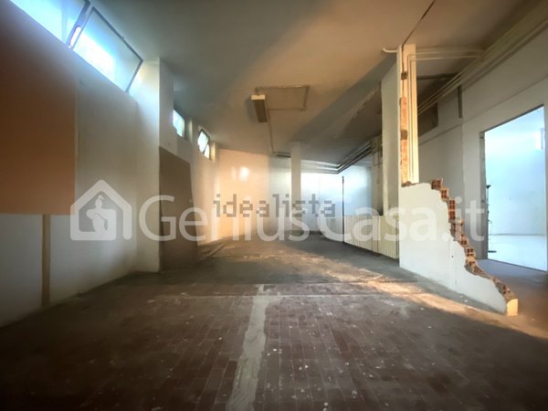 locale commerciale in vendita a Bollate
