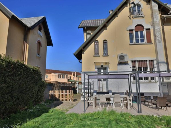 casa indipendente in vendita a Bollate in zona Ospiate