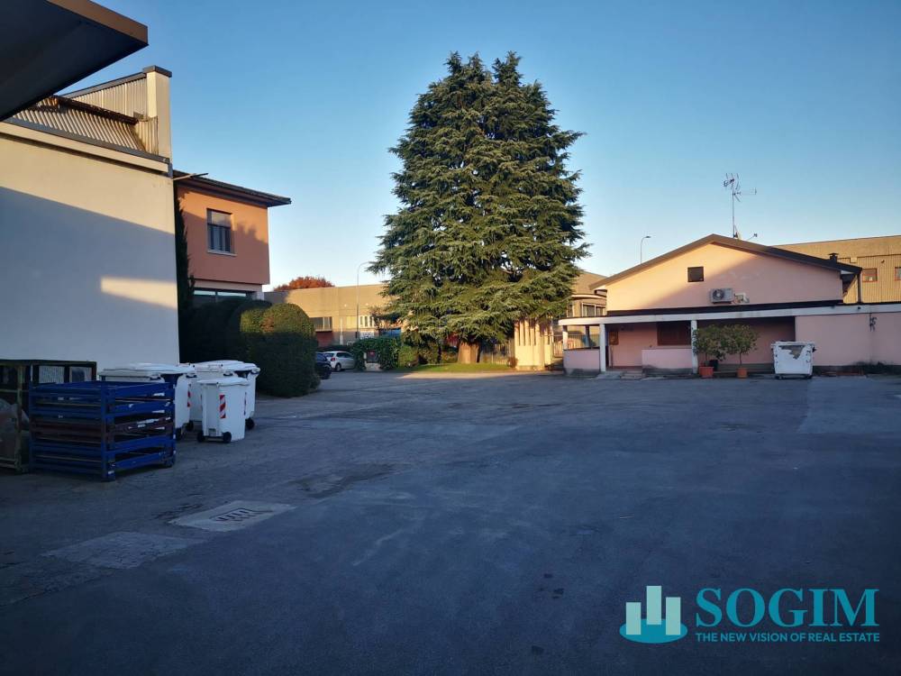 capannone in vendita a Bollate in zona Cassina Nuova