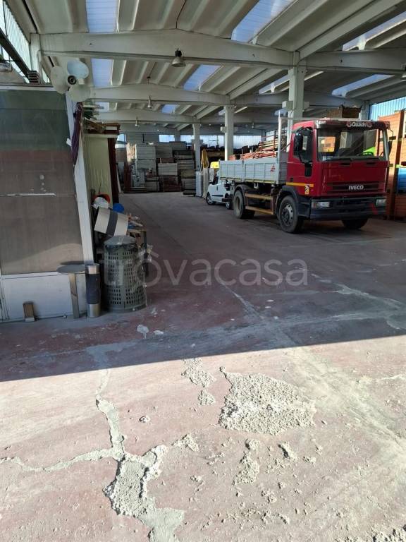 locale commerciale in vendita a Bresso