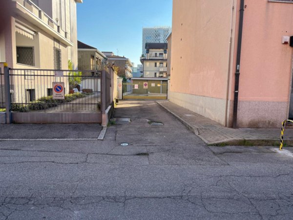 locale di sgombero in vendita a Bresso