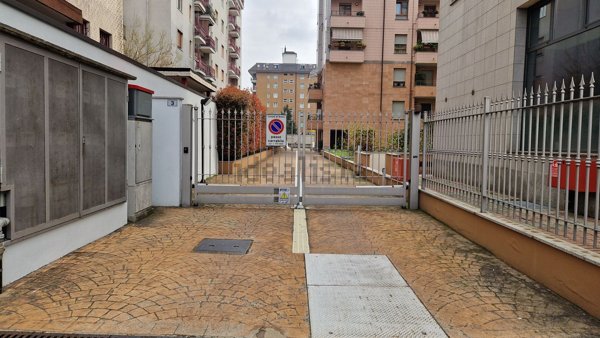 locale di sgombero in vendita a Bresso