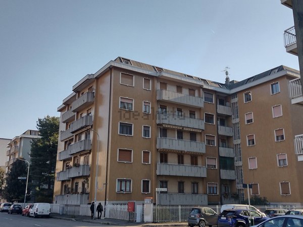locale commerciale in vendita a Bresso