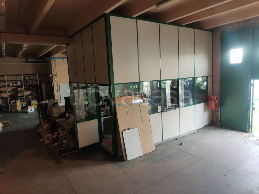 locale commerciale in vendita a Buccinasco