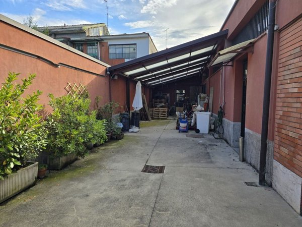capannone in vendita a Buccinasco