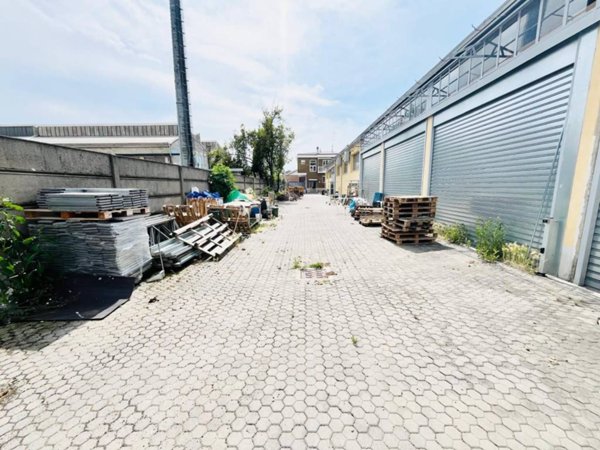 locale commerciale in vendita a Buccinasco
