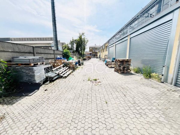 locale commerciale in vendita a Buccinasco