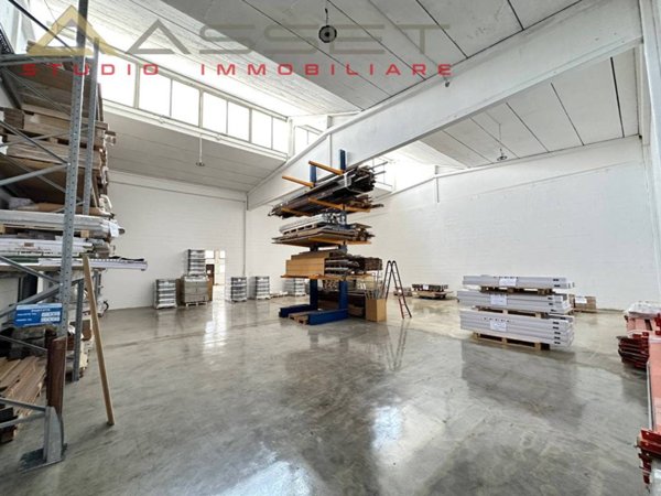 locale commerciale in vendita a Buccinasco