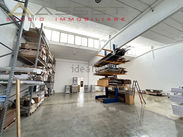 capannone in vendita a Buccinasco