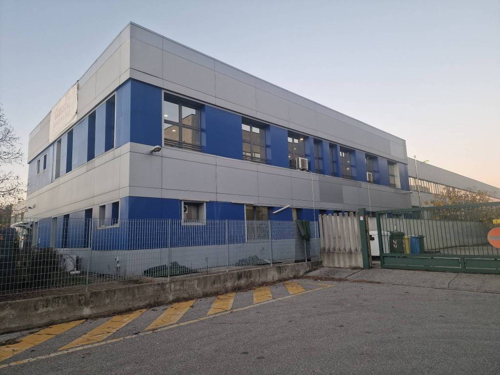 negozio in vendita a Buccinasco