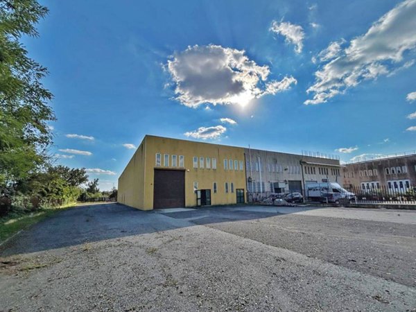 locale commerciale in vendita a Buccinasco