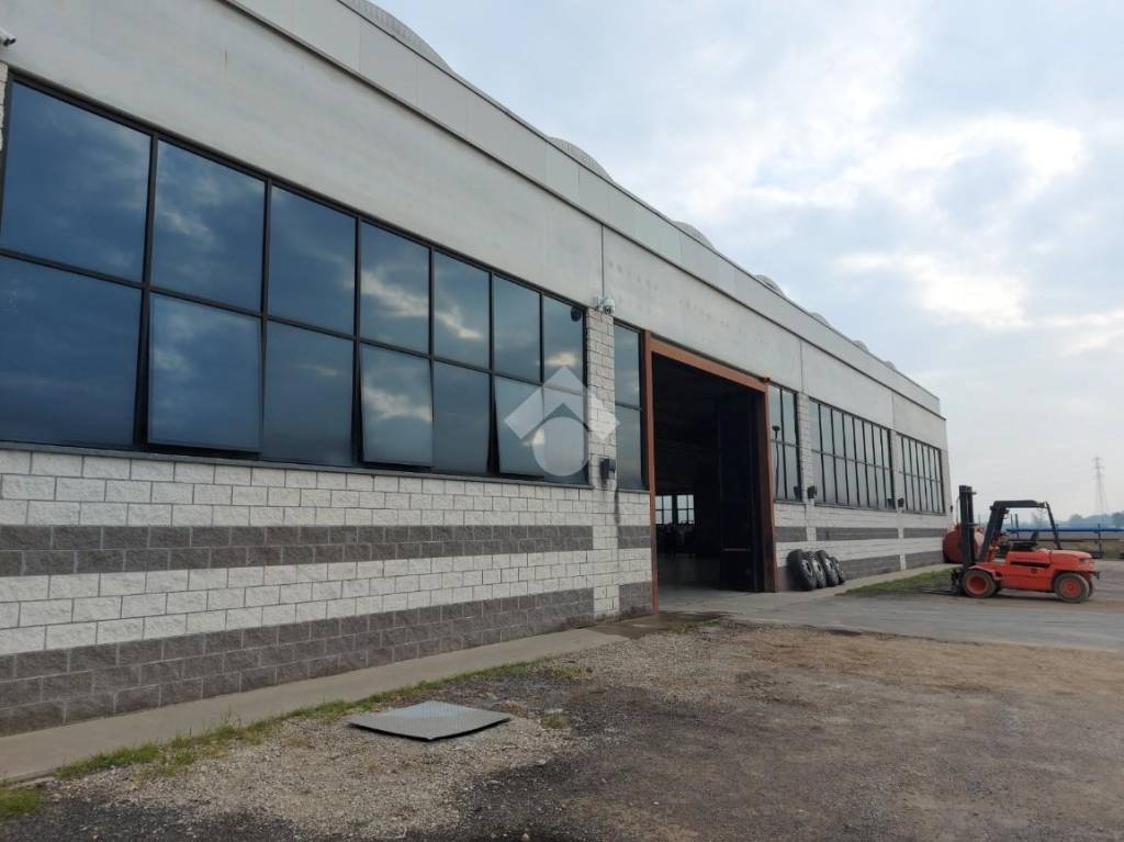 locale commerciale in vendita a Buscate