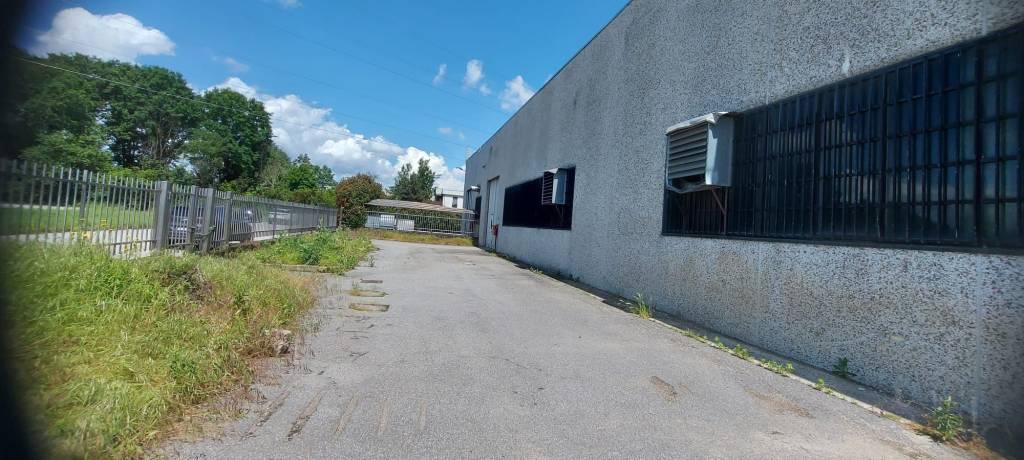 locale commerciale in vendita a Buscate