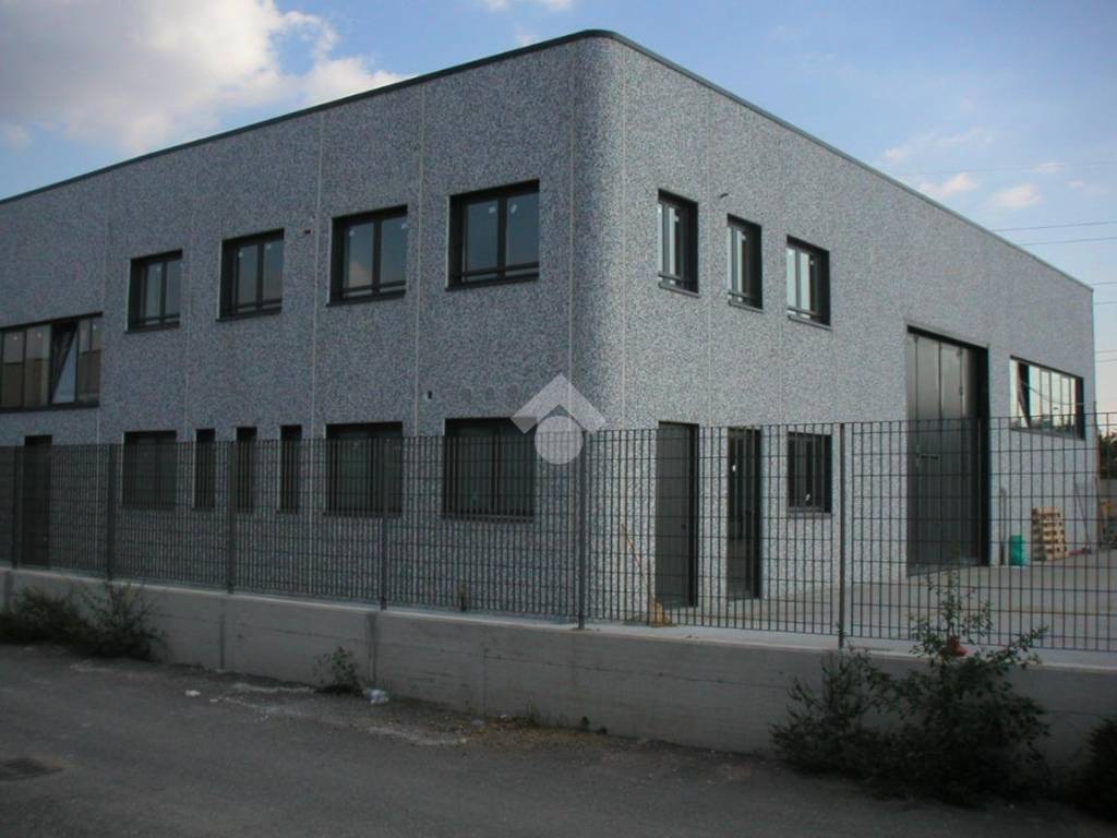 locale commerciale in vendita a Buscate