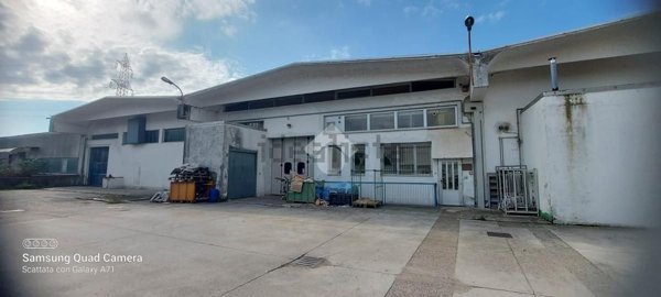 locale commerciale in vendita a Buscate