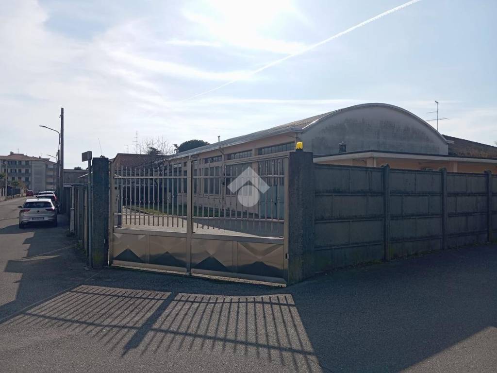 locale commerciale in vendita a Buscate