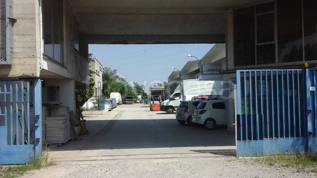 locale commerciale in vendita a Buscate