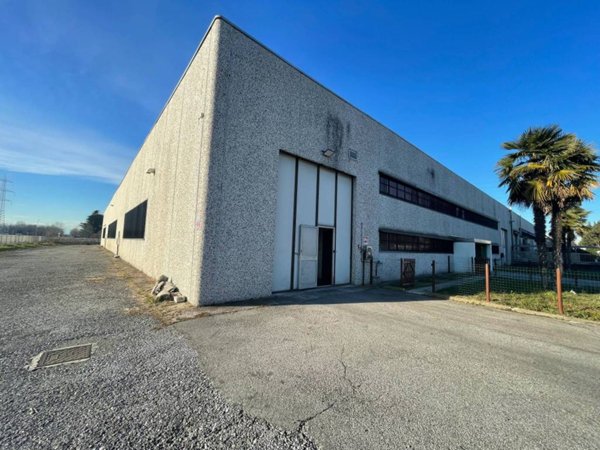 locale commerciale in vendita a Buscate