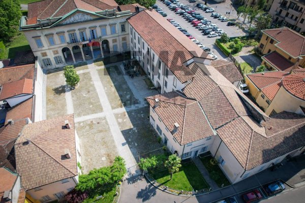 locale commerciale in vendita a Buscate