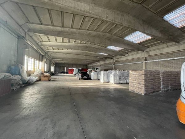 locale commerciale in vendita a Buscate