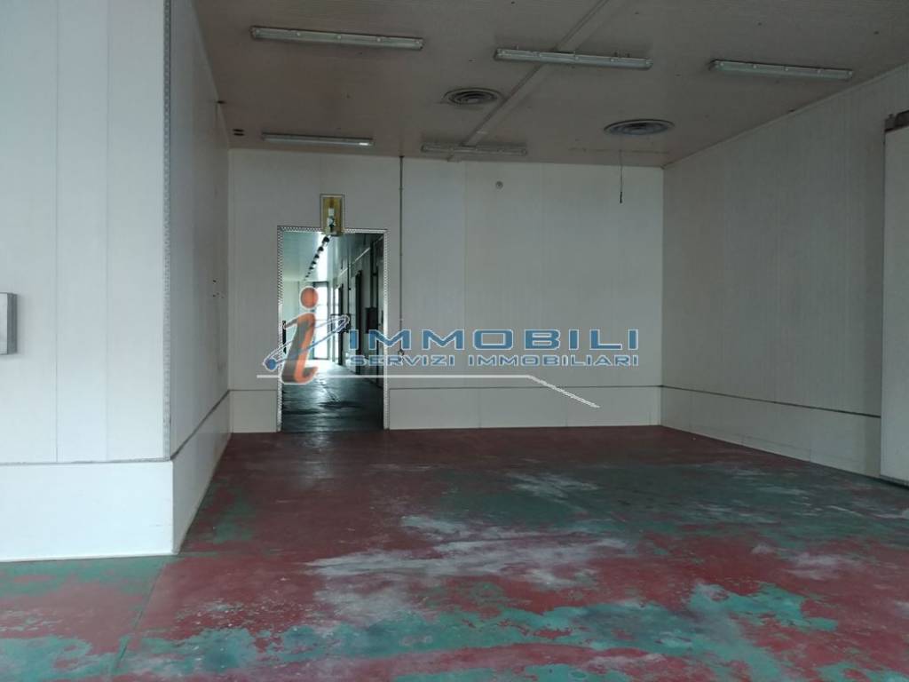 negozio in vendita a Bussero