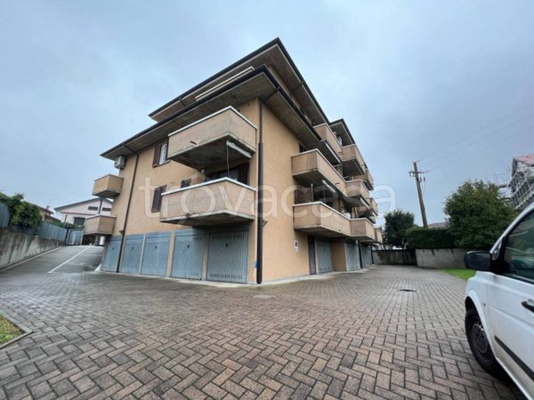 locale commerciale in vendita a Bussero