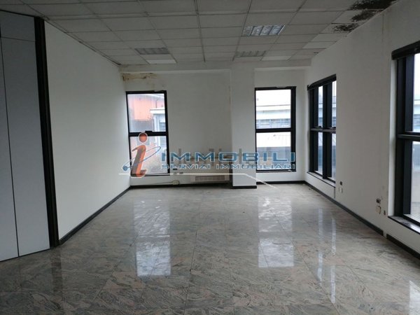 locale di sgombero in vendita a Bussero