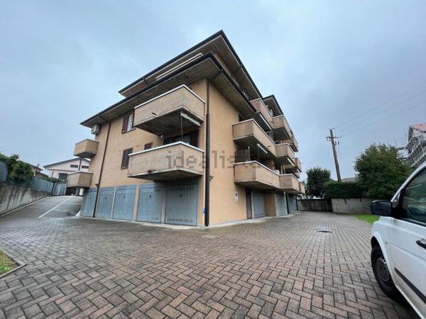 locale di sgombero in vendita a Bussero
