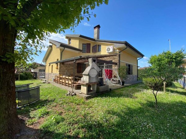 casa indipendente in vendita a Bussero