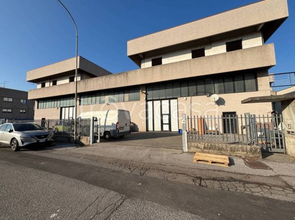 locale commerciale in vendita a Bussero