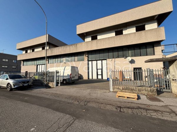 locale commerciale in vendita a Bussero