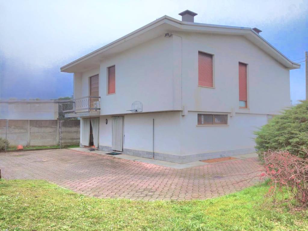 casa indipendente in vendita a Busto Garolfo
