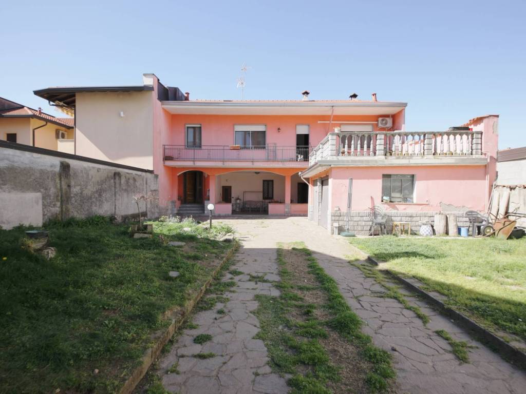 casa indipendente in vendita a Busto Garolfo