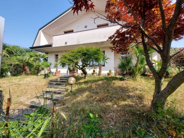 casa indipendente in vendita a Busto Garolfo