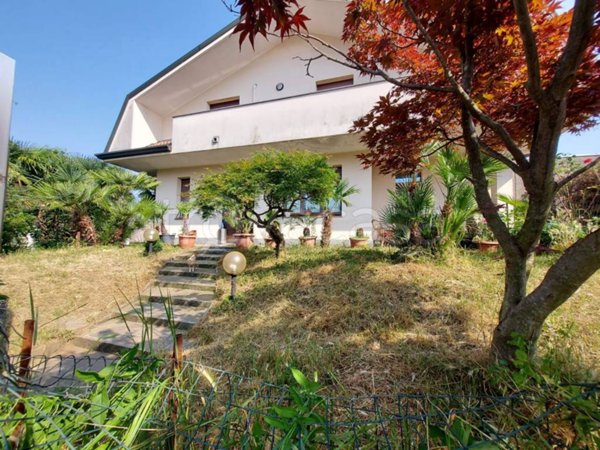 casa indipendente in vendita a Busto Garolfo