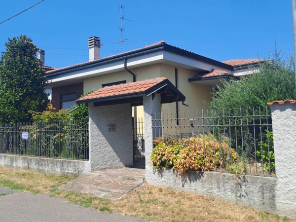 casa indipendente in vendita a Busto Garolfo