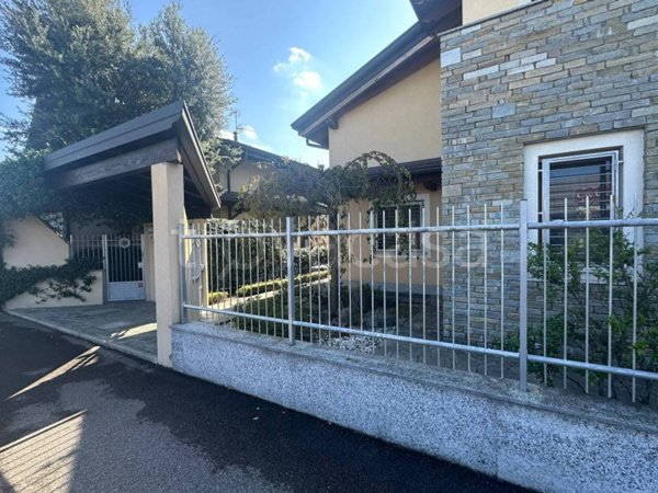 casa indipendente in vendita a Busto Garolfo