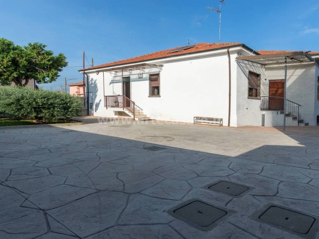 casa indipendente in vendita a Busto Garolfo