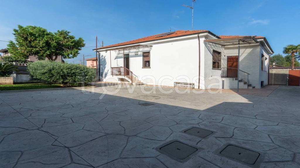 casa indipendente in vendita a Busto Garolfo