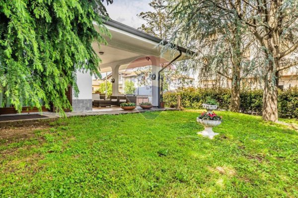 casa indipendente in vendita a Busto Garolfo