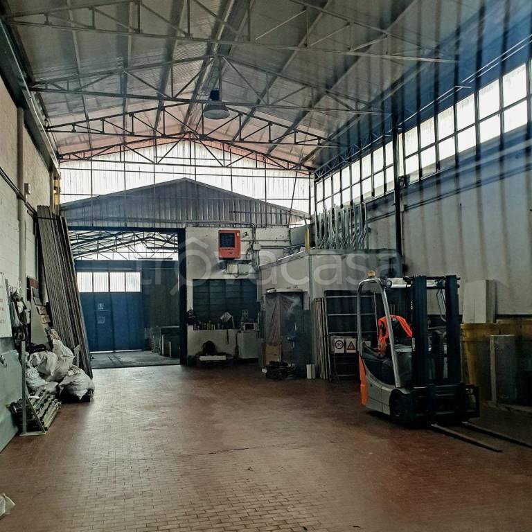 locale commerciale in vendita a Busto Garolfo