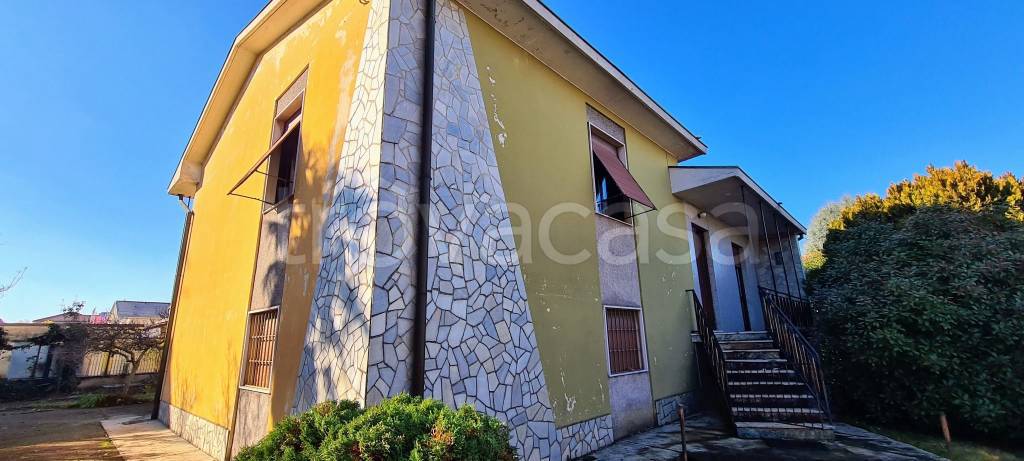 casa indipendente in vendita a Busto Garolfo