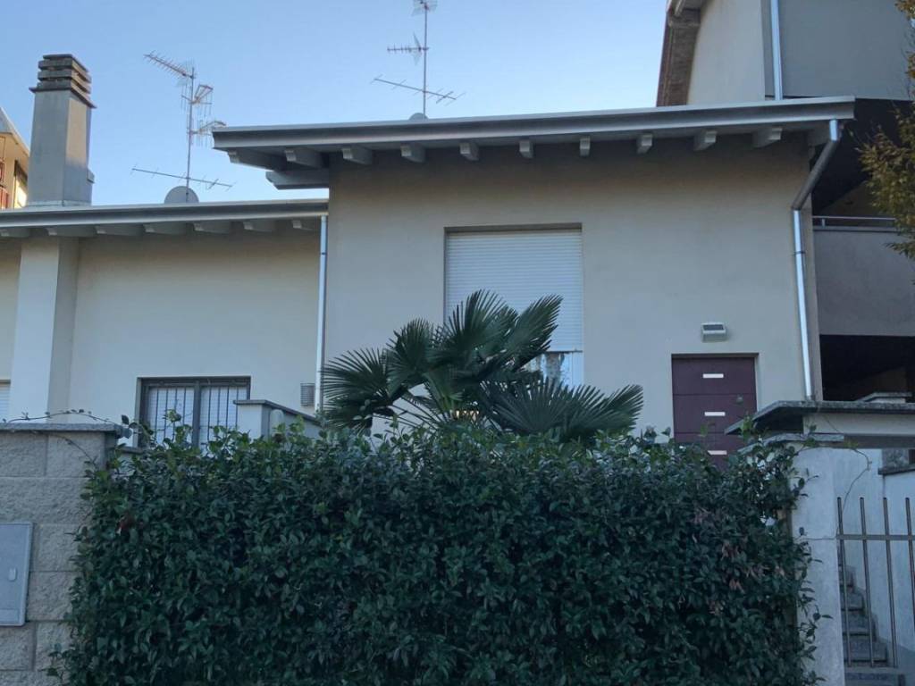 casa indipendente in vendita a Busto Garolfo