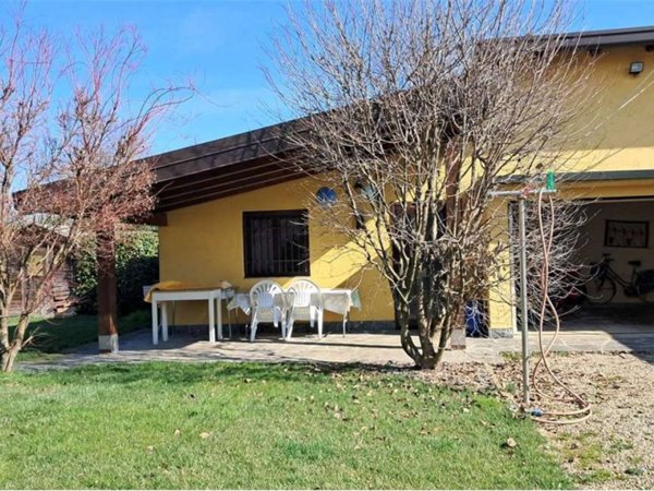 casa indipendente in vendita a Busto Garolfo in zona Olcella