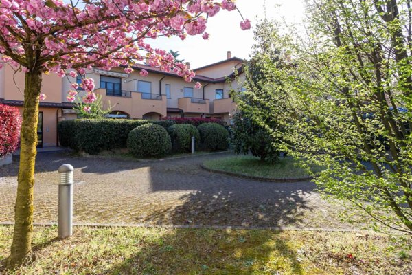 appartamento in vendita a Busto Garolfo in zona Olcella