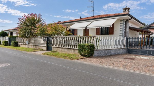 casa indipendente in vendita a Busto Garolfo in zona Olcella