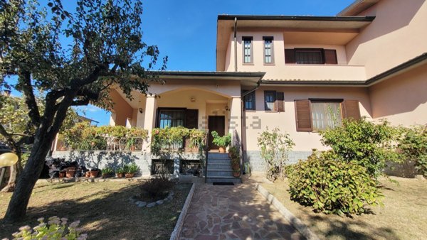 casa indipendente in vendita a Calvignasco