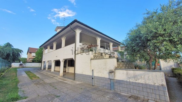 casa indipendente in vendita a Calvignasco